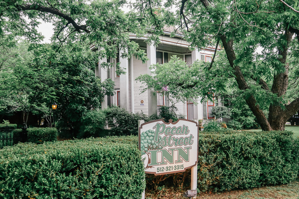 places to stay and eat in bastrop tx